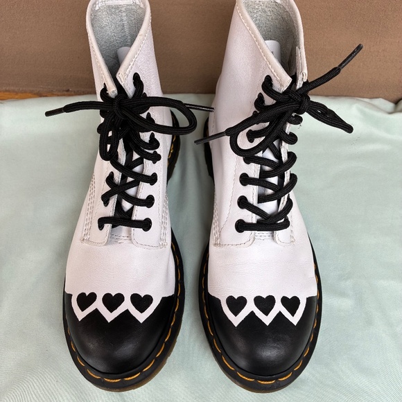 🖤 LOVE BUZZ: Custom Doc Martens - Picture 2 of 4